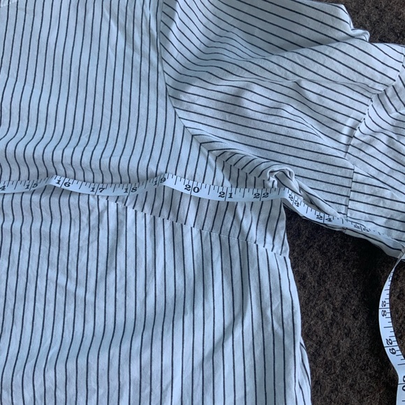 Short leave blouse, white with thin vertical black striping - Picture 3 of 6